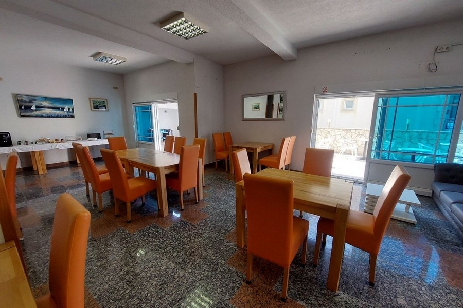 Restauranginteriör med bord