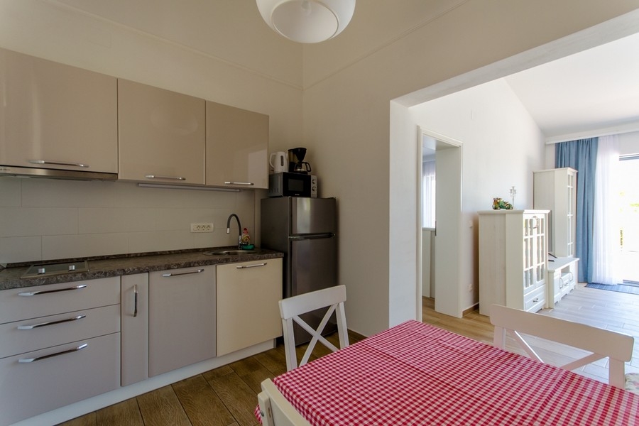 Kök med matplats och utsikt in i vardagsrummet