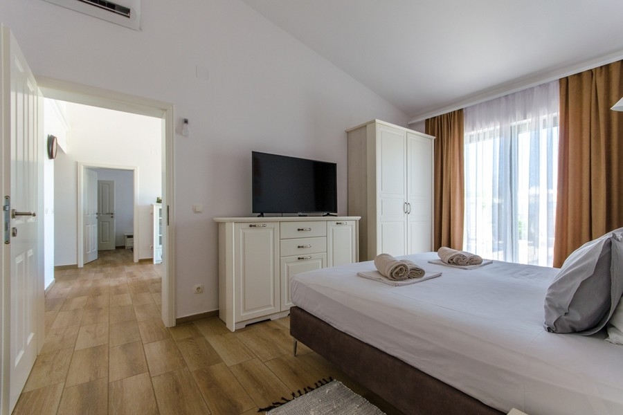 Sovrum med dubbelsäng och tillgång till balkong