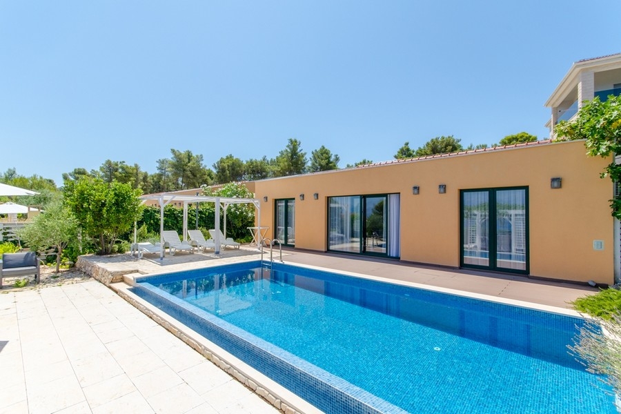 Köp bungalow med pool nära havet Kroatien - Panorama Scouting H3836.