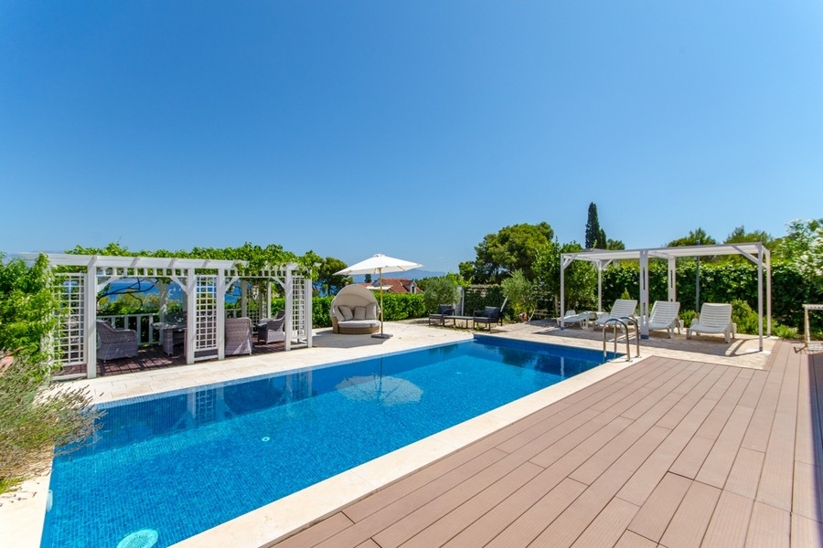 Pool med solterrass - hus H3836 på Brac i Kroatien.