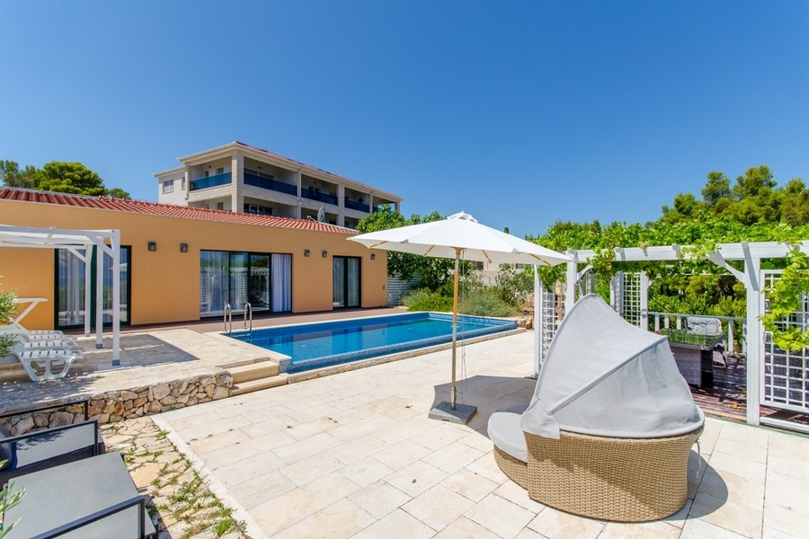 Villa med pool och solterrass på Brac