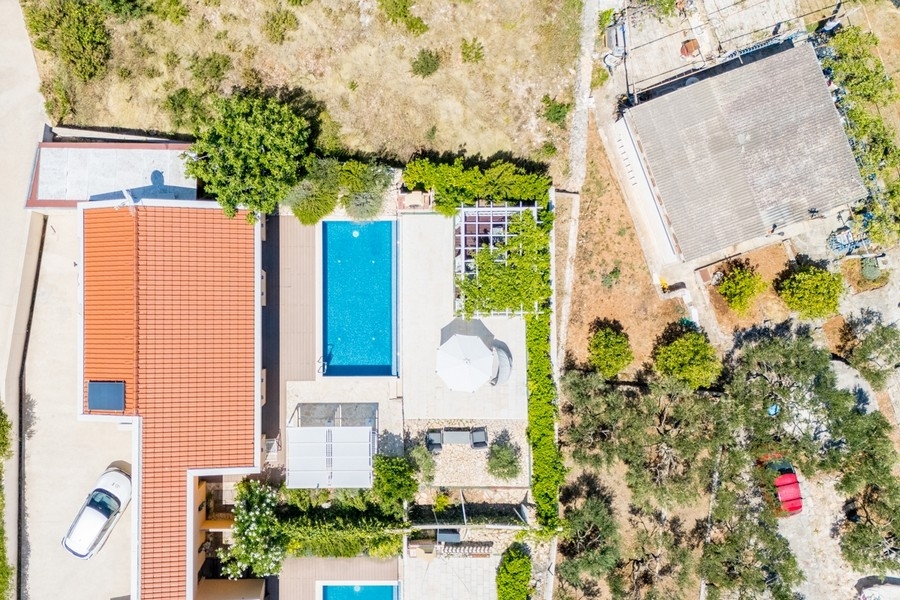 Flygfoto över villa med pool och trädgård i Kroatien