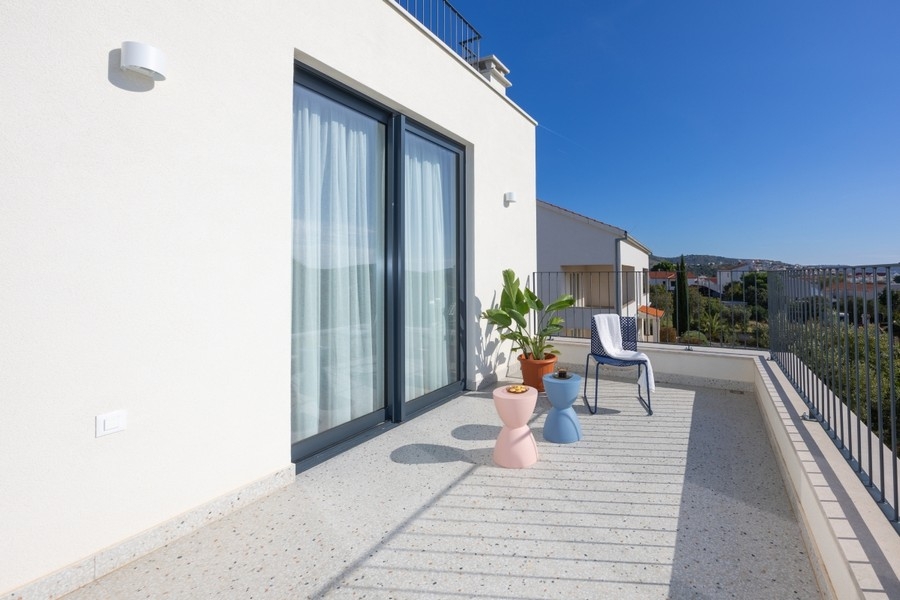 Terrass på övervåningen med sittplatser