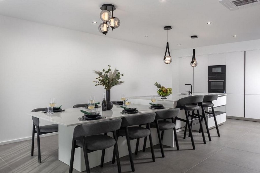 Matplats och kök i modern villa