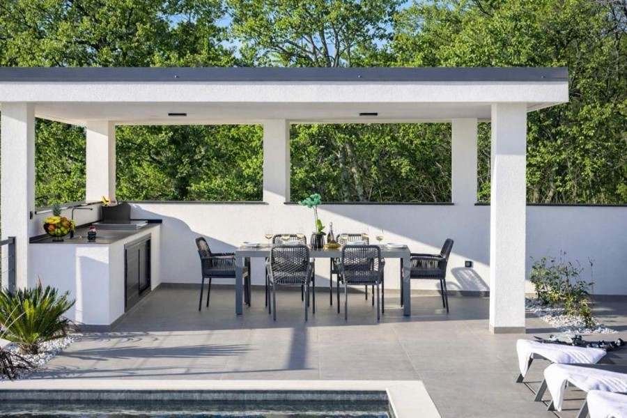 Poolområde i villa H3838 till salu, Kroatien.