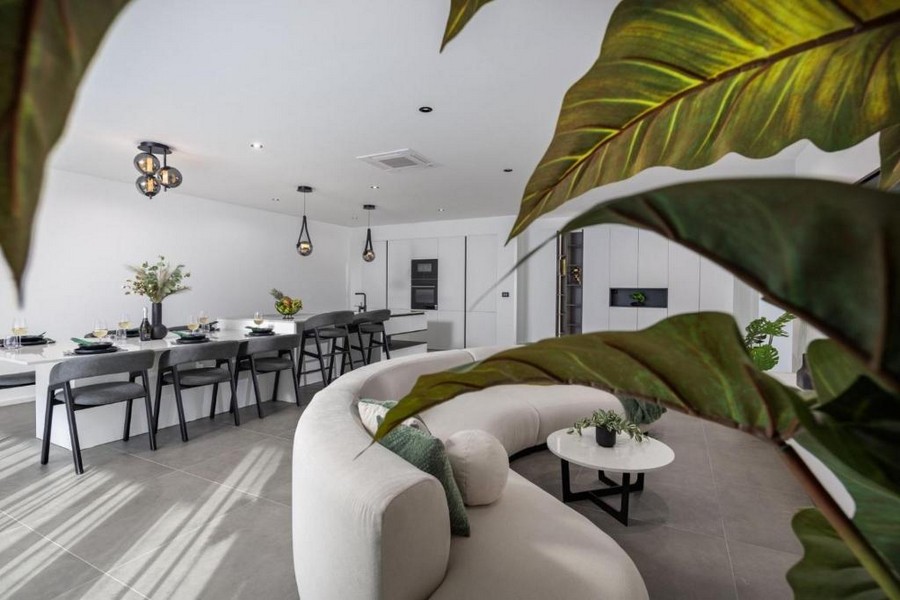 Modernt kök med vardagsrum och havsutsikt