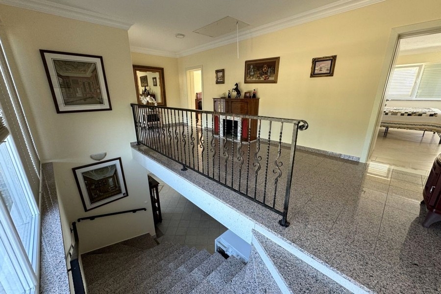 Hall på övervåningen med trappa