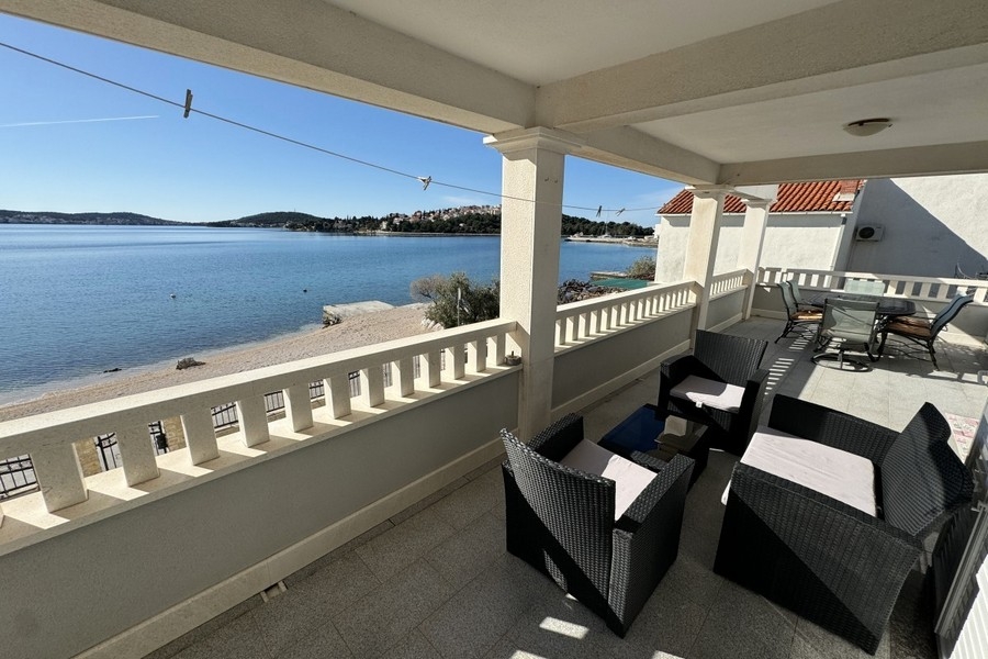 Terrass med havsutsikt i första raden till havet i Rogoznica