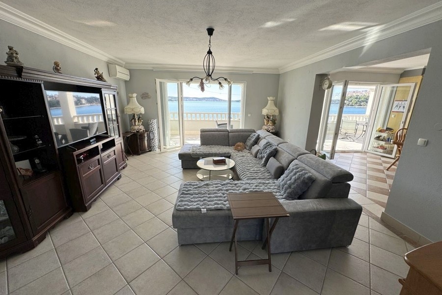 Vardagsrum med panoramautsikt över havet och tillgång till terrassen