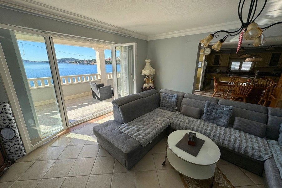 Ljust vardagsrum med stora fönster och havsutsikt