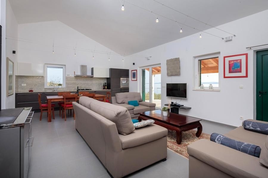 Vardagsrum med kök och havsutsikt