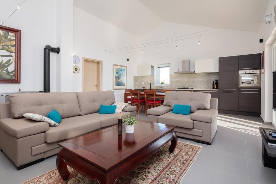 Vardagsrum med öppet kök