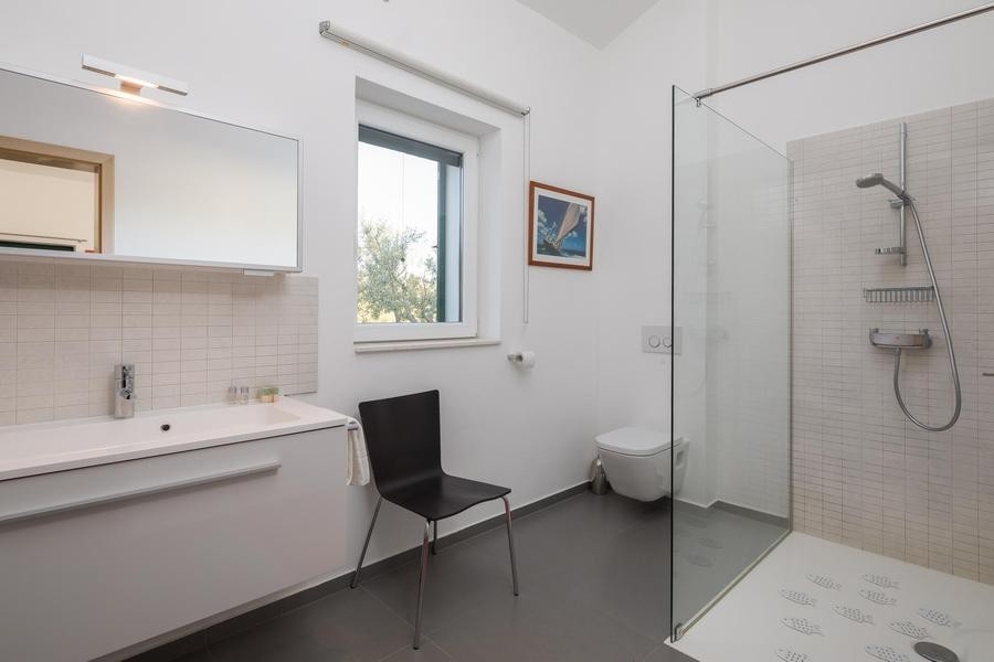 Modernt badrum med dusch