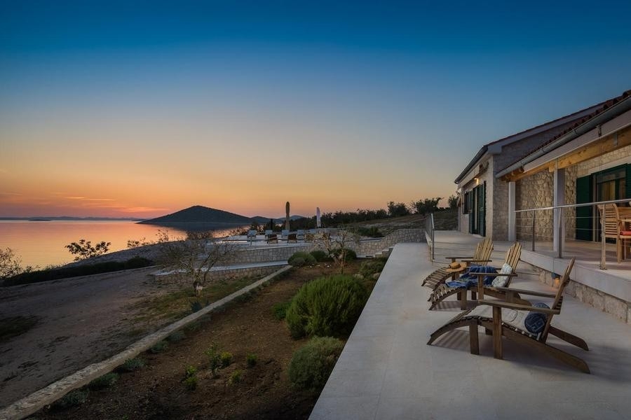 Villans terrass med havsutsikt vid solnedgången