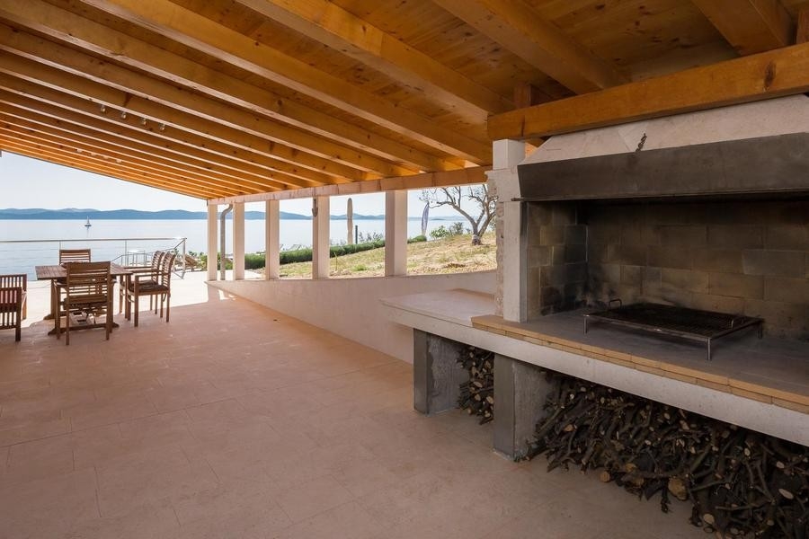 Täckt grillplats med utsikt över havet