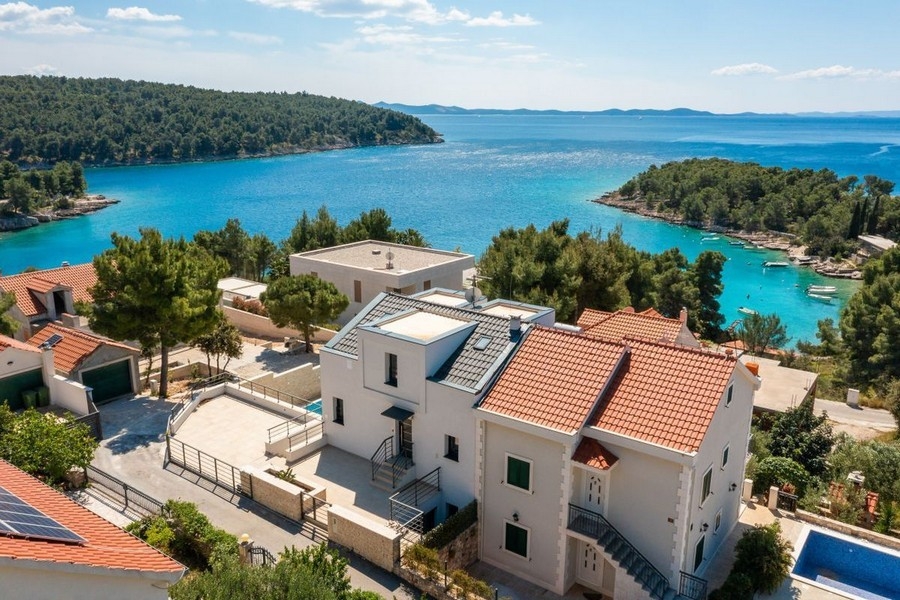 Modern villa nära havet på ön Brac i Kroatien till salu - Panorama Scouting.