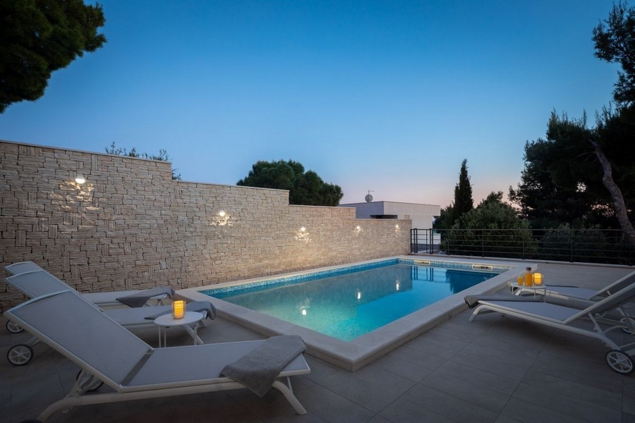 Pool med solterrass i Villa H3841 i Kroatien.