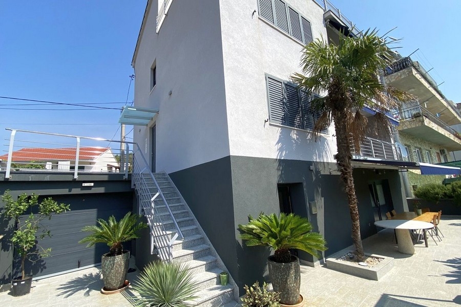 Hus i fyra våningar i Marina, Dalmatien.