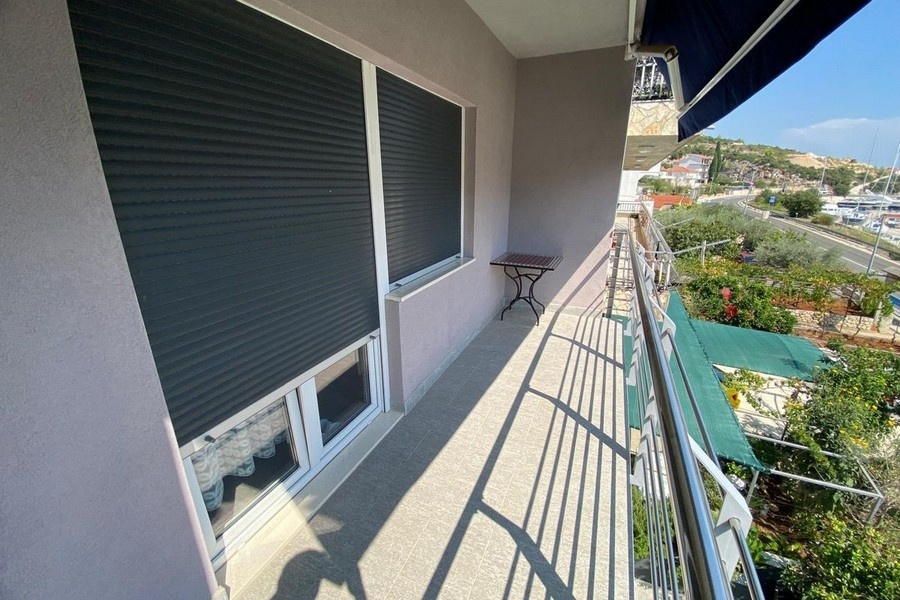 Balkong med utsikt över havet och kustlandskapet i Marina