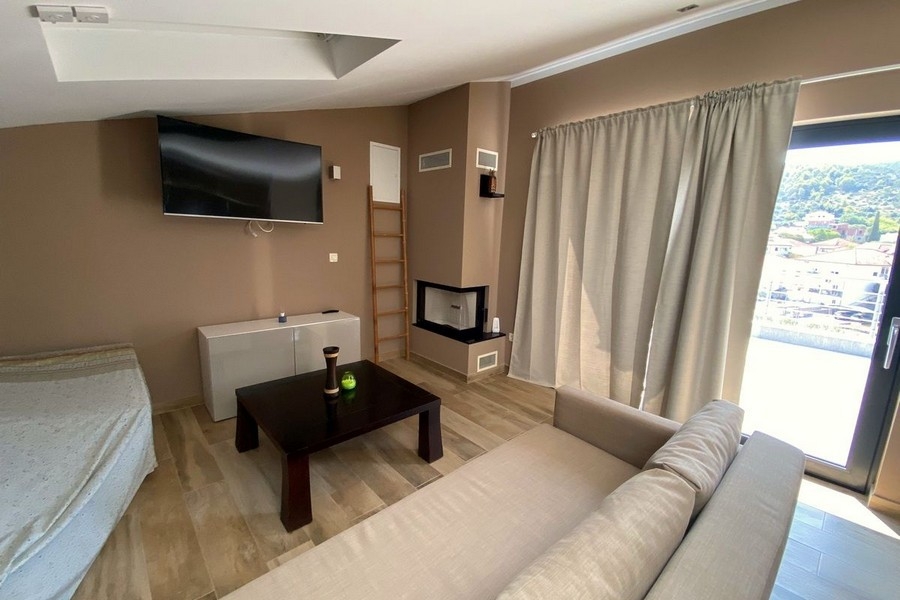 Vardagsrum med tillgång till balkong i huset i Marina