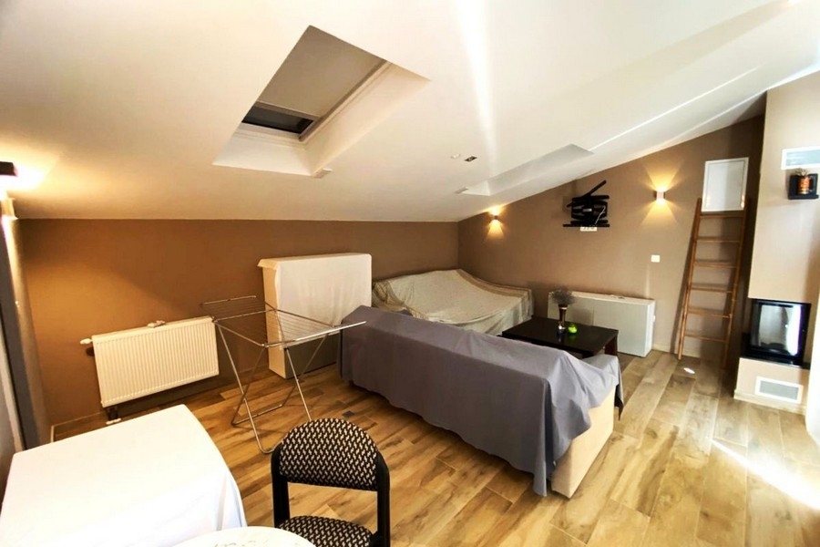 Vardagsrum på vinden med öppen spis och takfönster