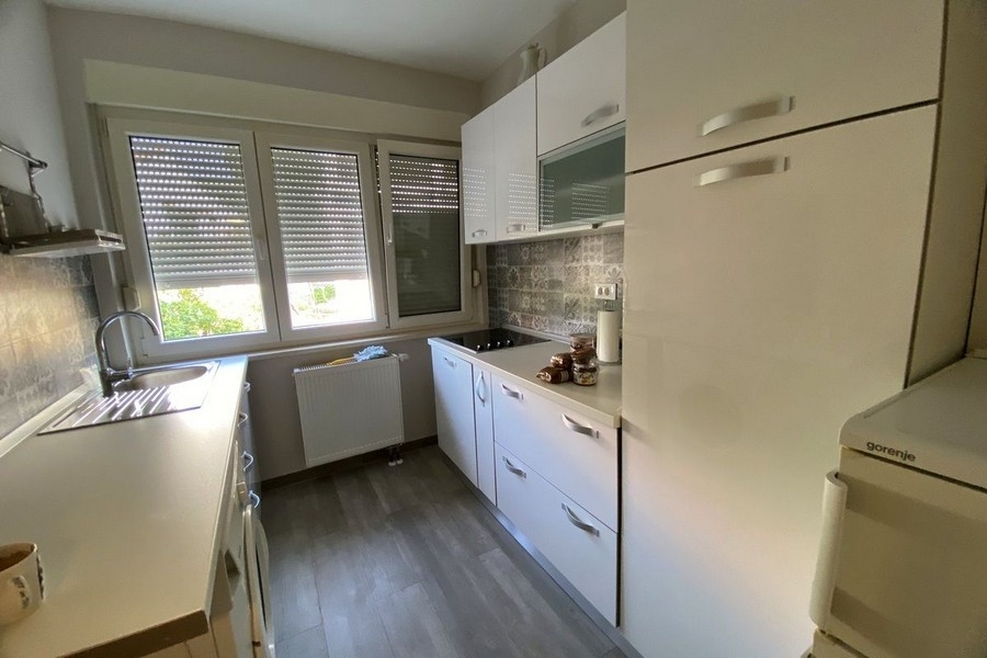 Kök med modern utrustning i huset i Marina