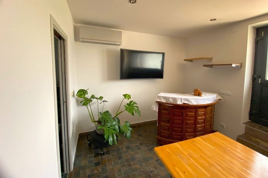 Vardagsrum med bar och sittgrupp i huset i Marina