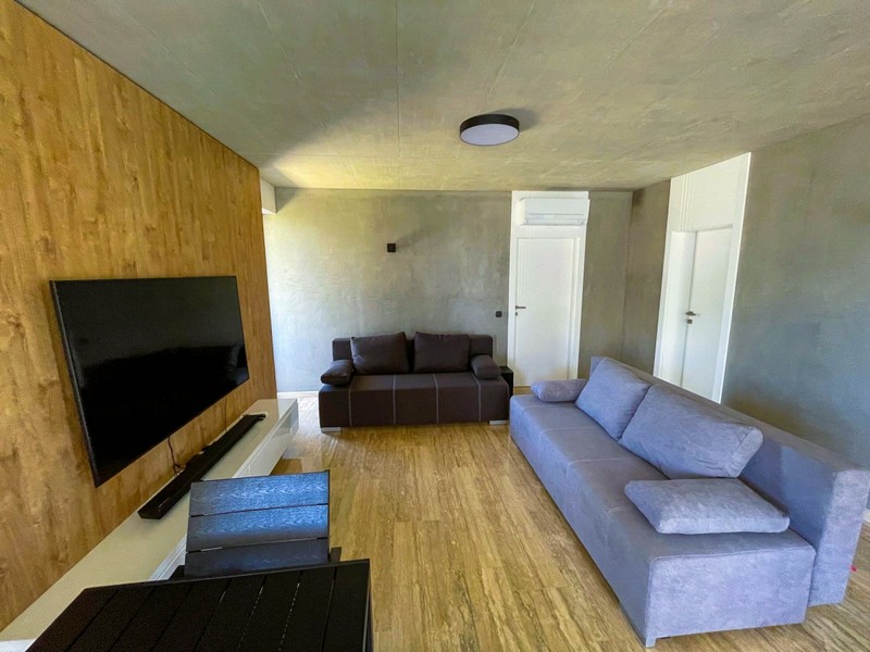 Vardagsrum med soffa och luftkonditionering