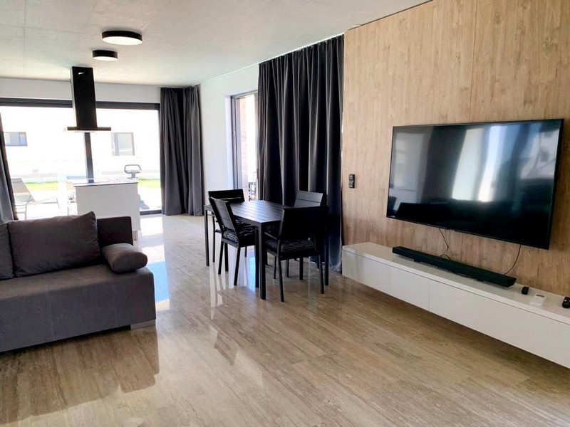 Modernt vardagsrum med soffa och TV i villan i Privlaka
