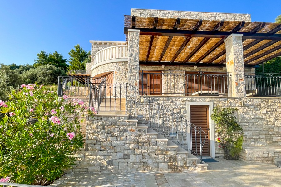 Stenhus med havsutsikt och fastighet precis vid vattnet