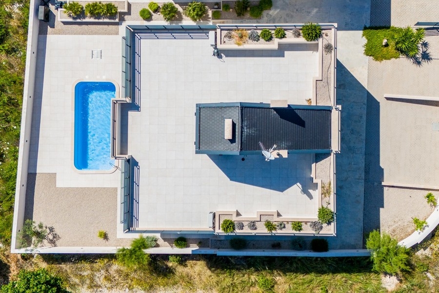 Flygfoto över lägenhetsvilla med pool och solterrass på Solta
