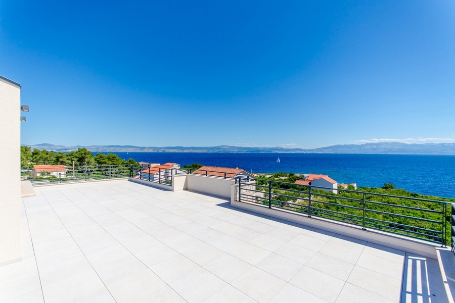 Havsutsikt från stor takterrass på ön Solta i Dalmatien