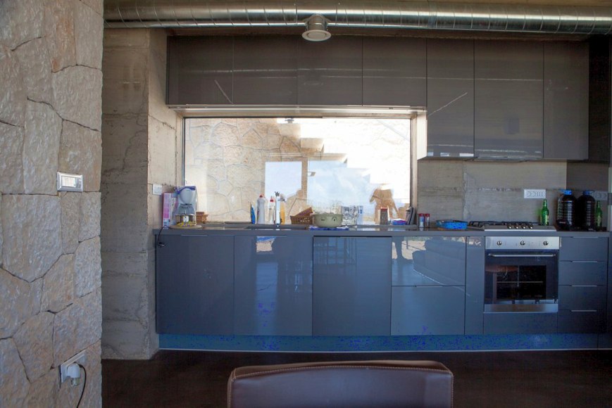 Högkvalitativt kök med kvalitativa köksmaskiner.