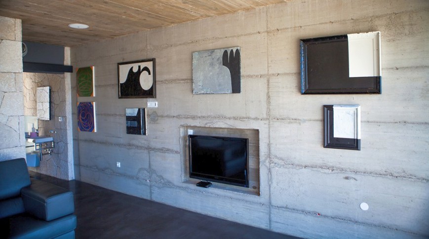 Inomhus matplats med vardagsrum och kök.