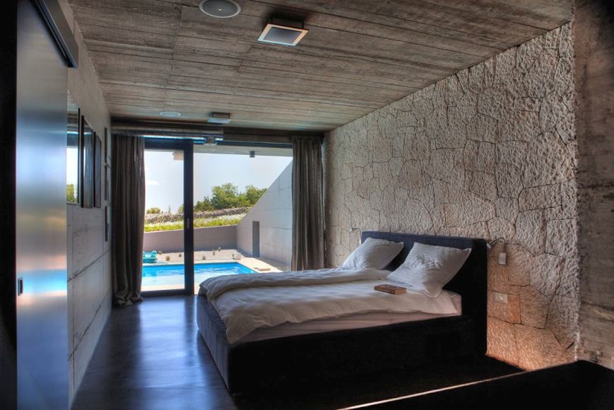 Sovrum av fastighet H385 i Kroatien, ön Krk.