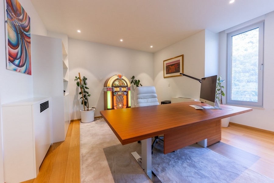 Arbetsrum med skrivbord och modern utrustning