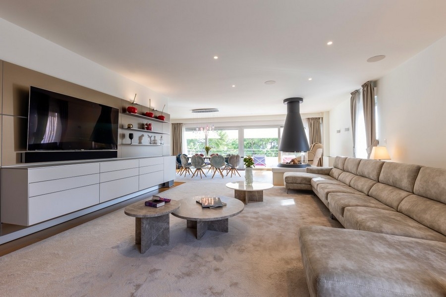 Rymligt vardagsrum med modern inredning och öppen spis