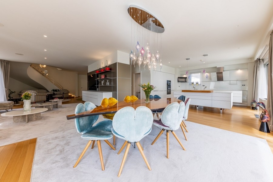 Öppen matplats med designbelysning och modernt kök