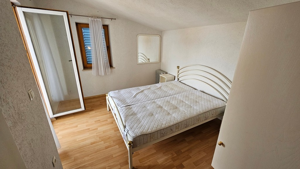 Sovrum med dubbelsäng och garderob