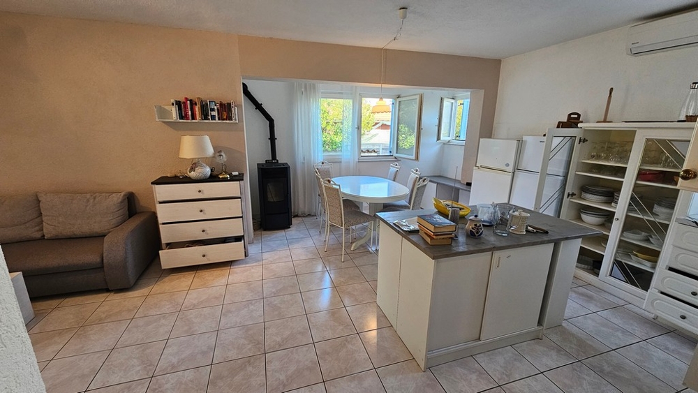 Vardagsrum med kök och öppen spis