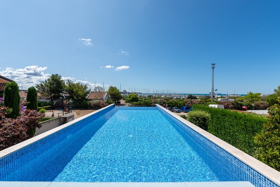 Infinitypool med havsutsikt över villa H3857, som är till salu i Istrien i Umag.