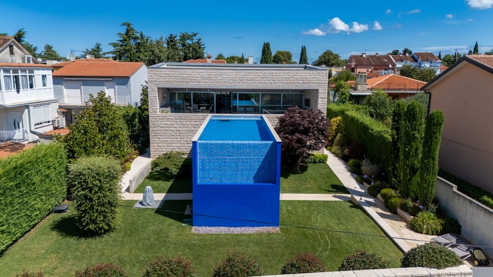 Infinitypool i trädgården till villan i Umag