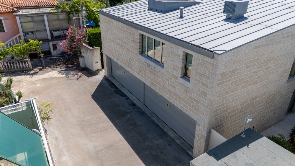 Garageyta med parkeringsplatser för flera fordon