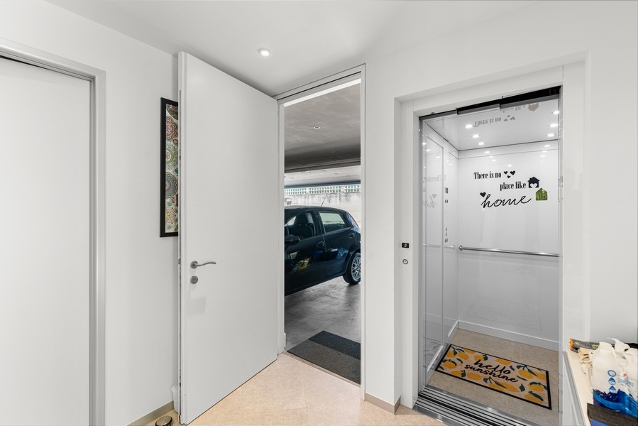 Entré med hiss och tillgång till garage