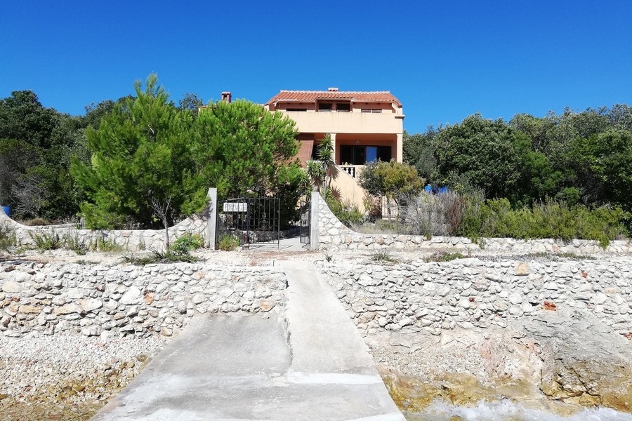 Köp ett hus precis vid havet i Kroatien.