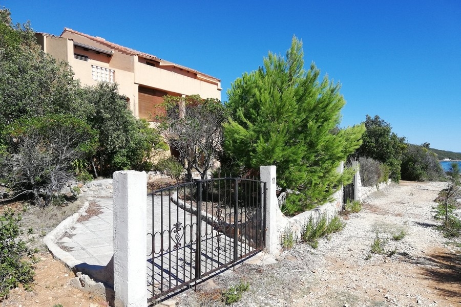 Hus vid havet på ön i Zadars skärgård