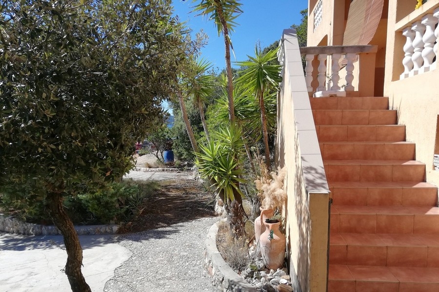 Medelhavsträdgård och ingångsport till öns egendom