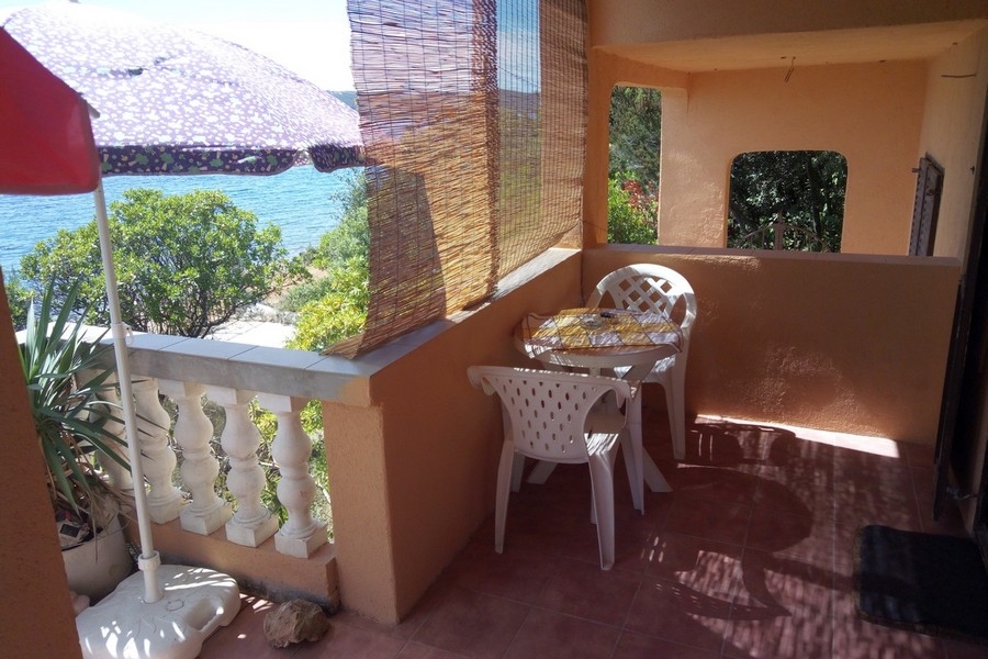 Täckt terrass med utsikt över havet