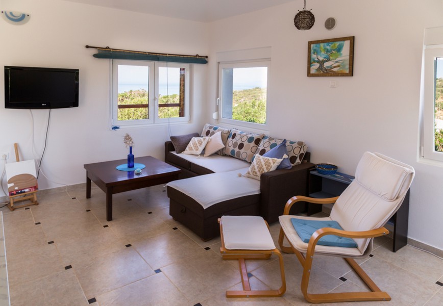 Vardagsrum med soffa och havsutsikt